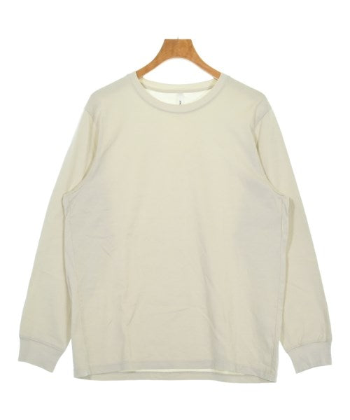 ATTACHMENT เสื้อยืด/เสื้อท็อปส์