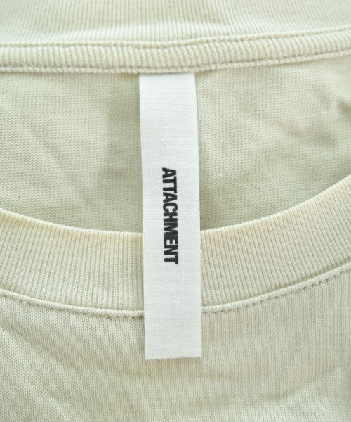 ATTACHMENT เสื้อยืด/เสื้อท็อปส์