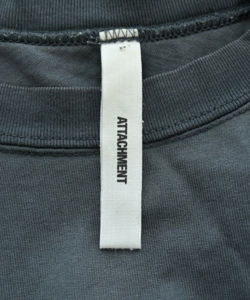 ATTACHMENT เสื้อยืด/เสื้อท็อปส์