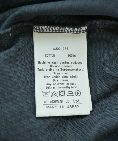 ATTACHMENT เสื้อยืด/เสื้อท็อปส์