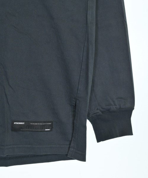 ATTACHMENT เสื้อยืด/เสื้อท็อปส์