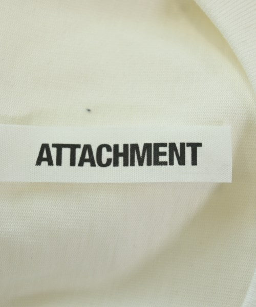 ATTACHMENT เสื้อยืด/เสื้อท็อปส์
