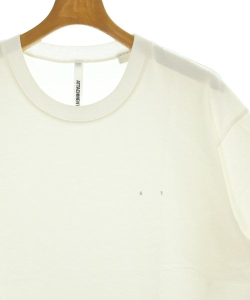 ATTACHMENT เสื้อยืด/เสื้อท็อปส์