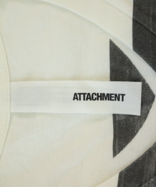 ATTACHMENT เสื้อยืด/เสื้อท็อปส์