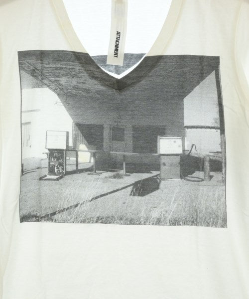 ATTACHMENT เสื้อยืด/เสื้อท็อปส์