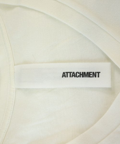 ATTACHMENT เสื้อยืด/เสื้อท็อปส์