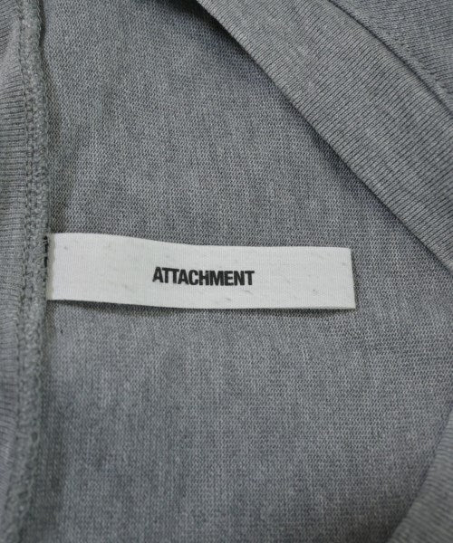 ATTACHMENT เสื้อยืด/เสื้อท็อปส์