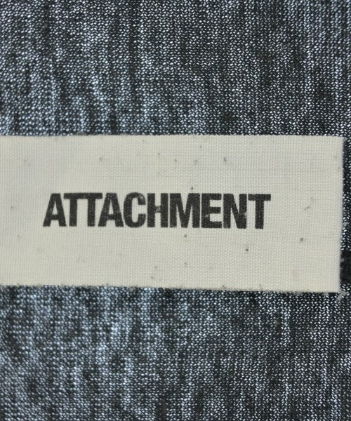 ATTACHMENT เสื้อยืด/เสื้อท็อปส์