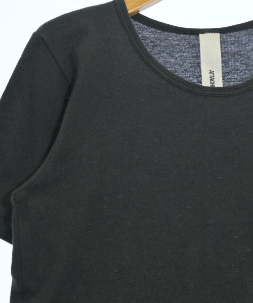 ATTACHMENT เสื้อยืด/เสื้อท็อปส์