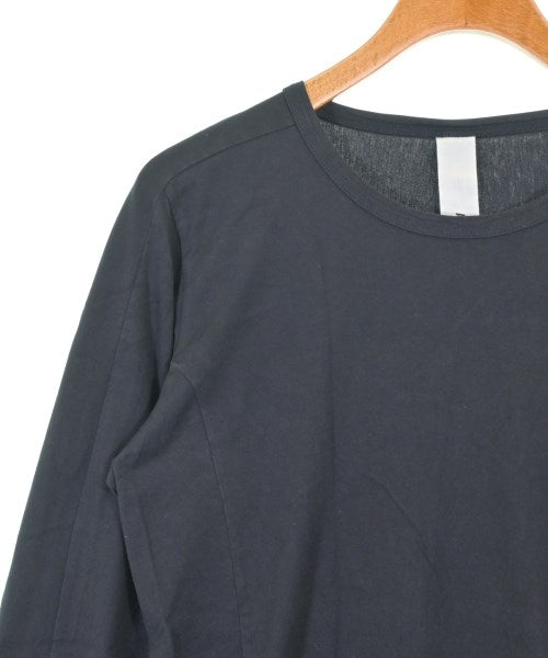 ATTACHMENT เสื้อยืด/เสื้อท็อปส์