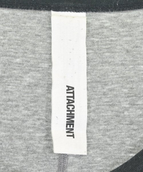 ATTACHMENT เสื้อยืด/เสื้อท็อปส์