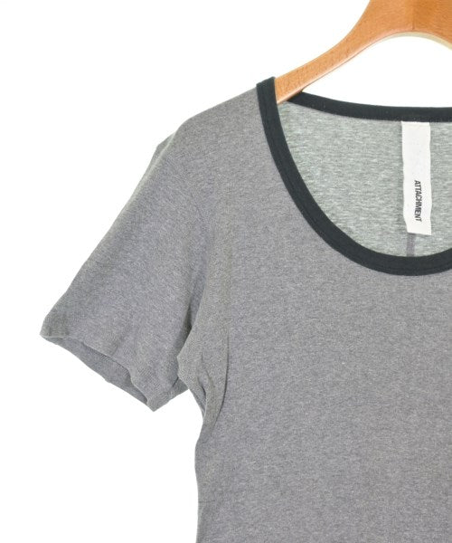 ATTACHMENT เสื้อยืด/เสื้อท็อปส์