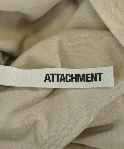 ATTACHMENT เสื้อยืด/เสื้อท็อปส์