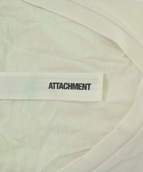 ATTACHMENT เสื้อยืด/เสื้อท็อปส์