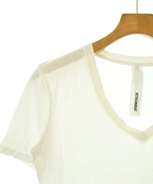 ATTACHMENT เสื้อยืด/เสื้อท็อปส์