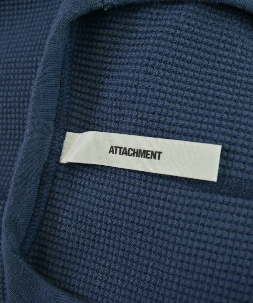 ATTACHMENT เสื้อยืด/เสื้อท็อปส์