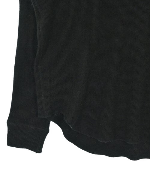 ATTACHMENT เสื้อยืด/เสื้อท็อปส์