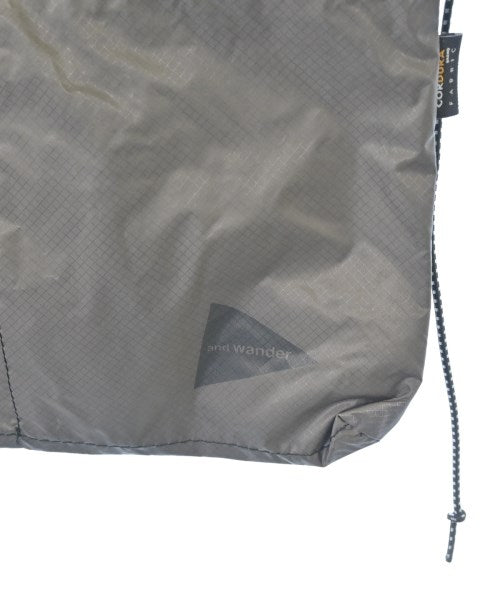 and wander กระเป๋าสะพาย