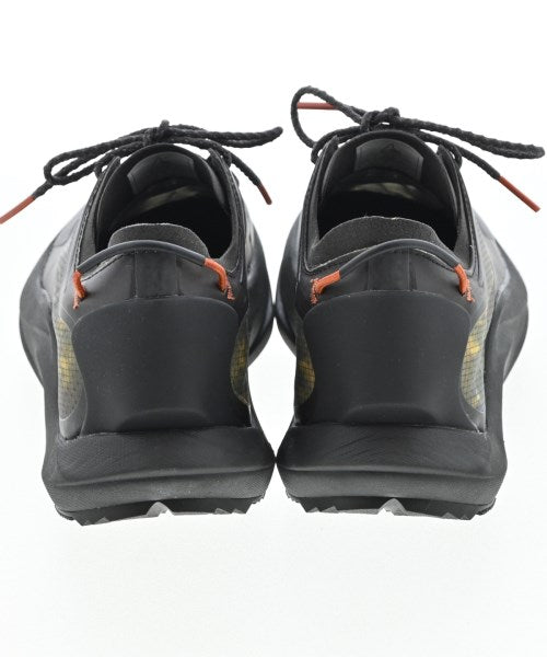 and wander รองเท้าผ้าใบ