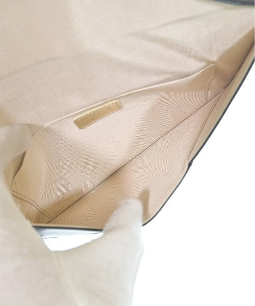 agnes b. VOYAGE คลัตช์