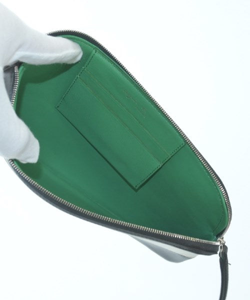 agnes b. VOYAGE คลัตช์