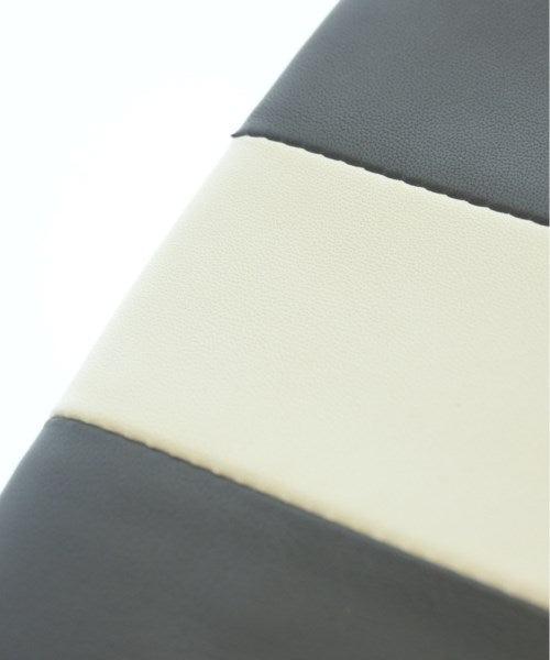 agnes b. VOYAGE คลัตช์