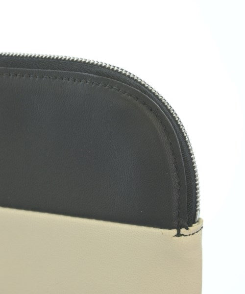 agnes b. VOYAGE คลัตช์