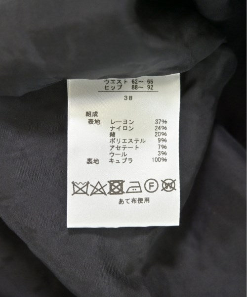AKIKO OGAWA. กระโปรงยาวถึงเข่า