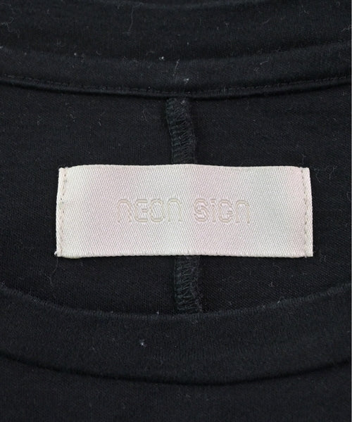 NEON SIGN เสื้อยืด/เสื้อท็อปส์