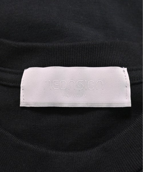 NEON SIGN เสื้อยืด/เสื้อท็อปส์