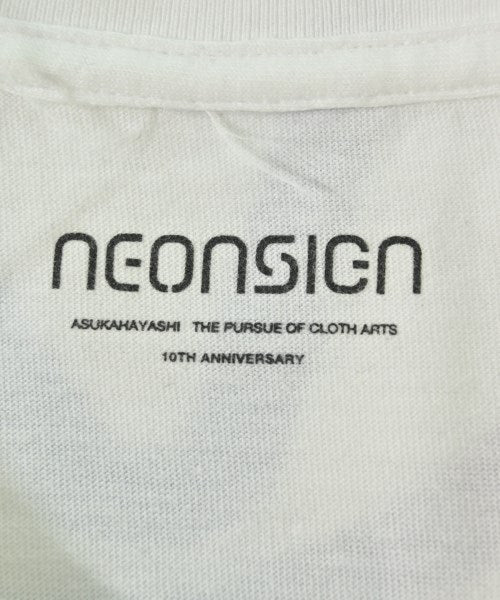 NEON SIGN เสื้อยืด/เสื้อท็อปส์