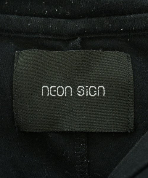 NEON SIGN เสื้อยืด/เสื้อท็อปส์
