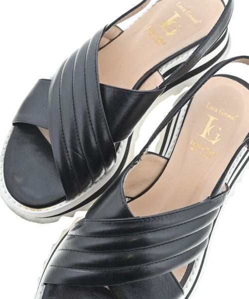 Luca Grossi รองเท้าแตะ