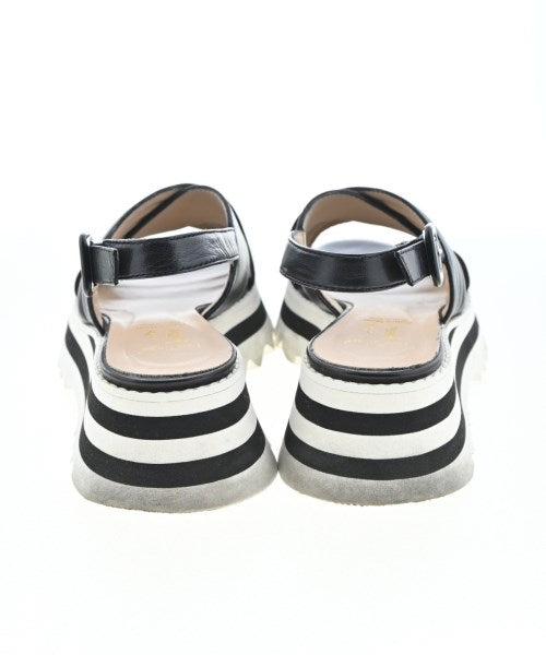 Luca Grossi รองเท้าแตะ