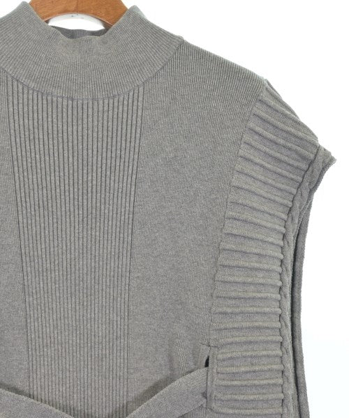 UN3D. เสื้อแขนกุด