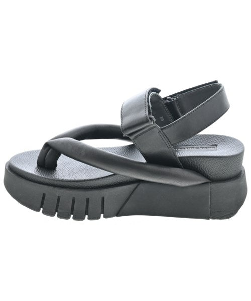 UN3D. รองเท้าแตะ