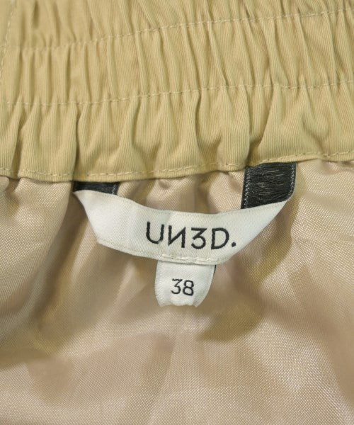 UN3D. กระโปรงยาวถึงเข่า