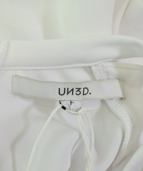 UN3D. เสื้อยืด/เสื้อท็อปส์