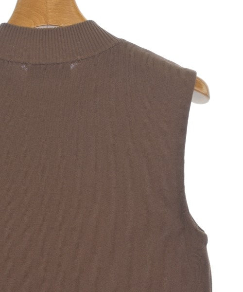 BLENHEIM เสื้อแขนกุด