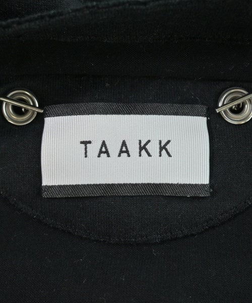 Taakk เสื้อยืด/เสื้อท็อปส์