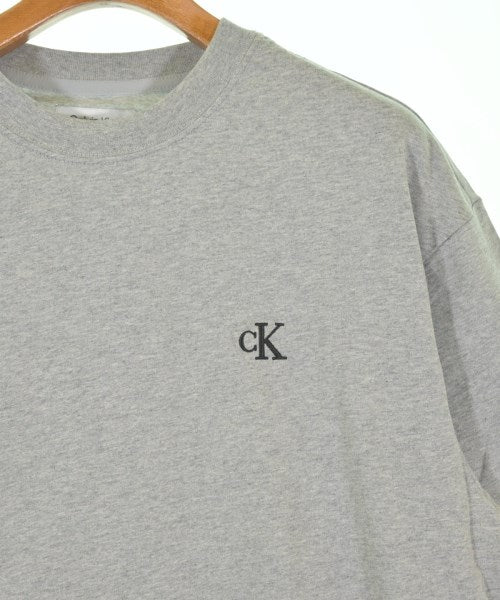 CALVIN KLEIN เสื้อยืด/เสื้อท็อปส์