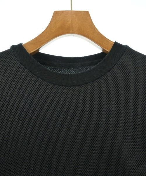 is-ness เสื้อยืด/เสื้อท็อปส์