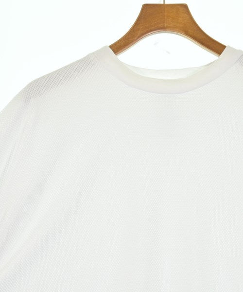is-ness เสื้อยืด/เสื้อท็อปส์
