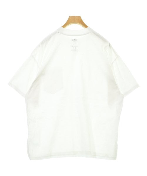 is-ness เสื้อยืด/เสื้อท็อปส์