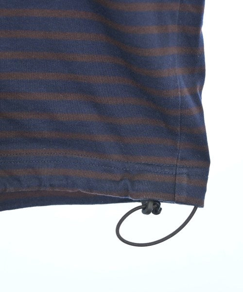is-ness เสื้อยืด/เสื้อท็อปส์