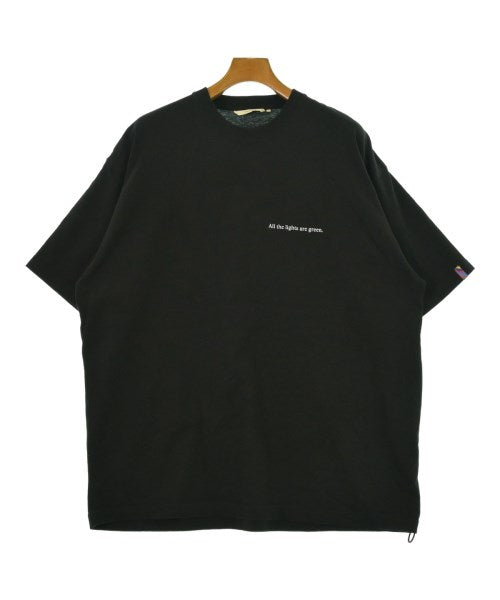 is-ness เสื้อยืด/เสื้อท็อปส์