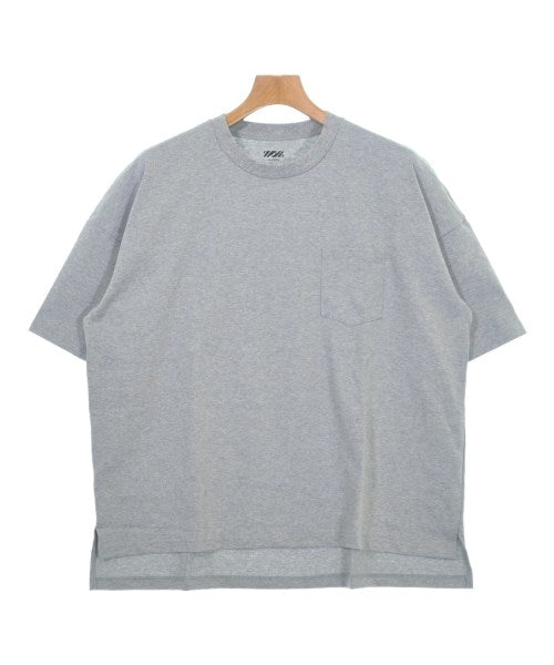 is-ness เสื้อยืด/เสื้อท็อปส์