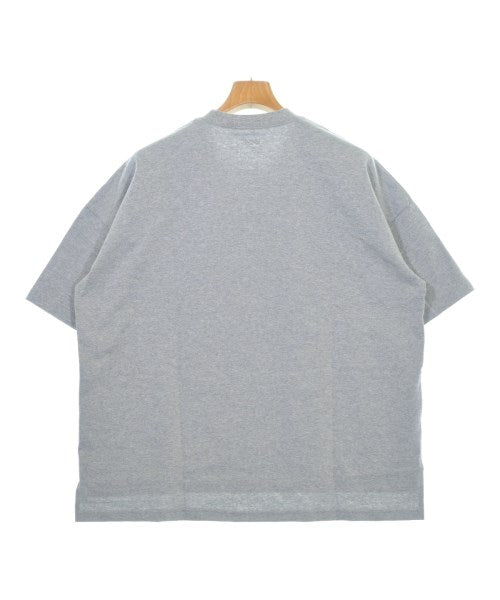is-ness เสื้อยืด/เสื้อท็อปส์
