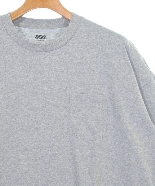 is-ness เสื้อยืด/เสื้อท็อปส์