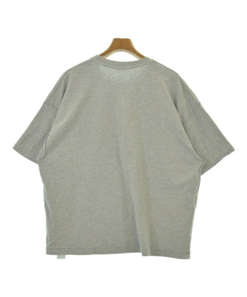 is-ness เสื้อยืด/เสื้อท็อปส์